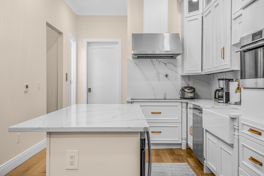 More Photos Of 450 W 44th St, New York Apartments For Sale