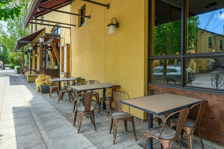 More Photos Of 645 NE 3rd St, Mcminnville Storefront Retail Office For Lease