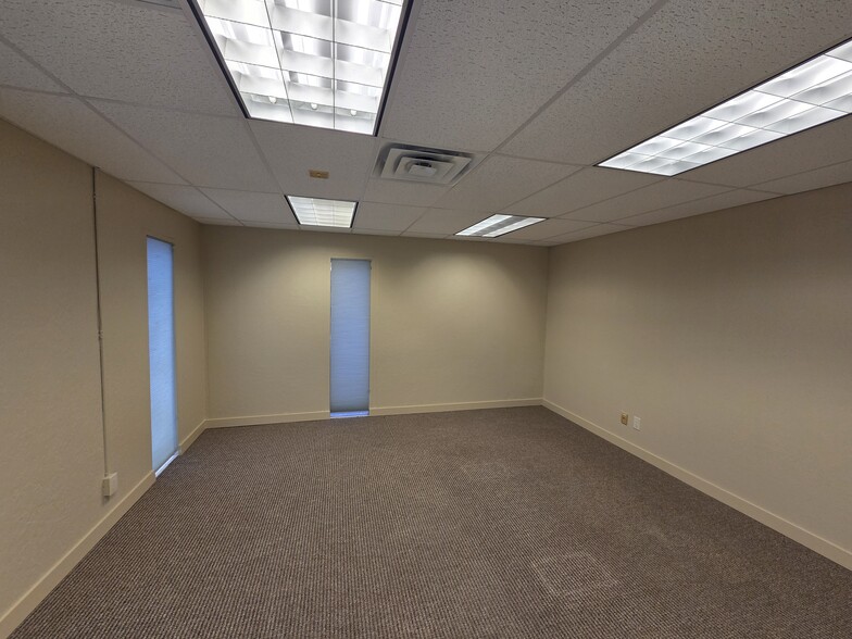 More Photos Of 307 W Rhapsody Dr, San Antonio Light Manufacturing For Lease