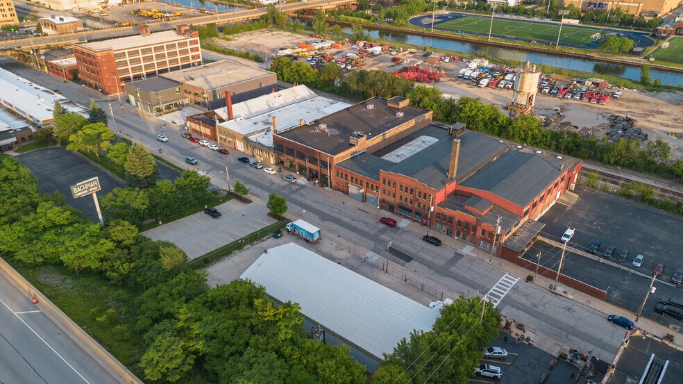 More Photos Of 1741 W Saint Paul Ave, Milwaukee Flex For Sale