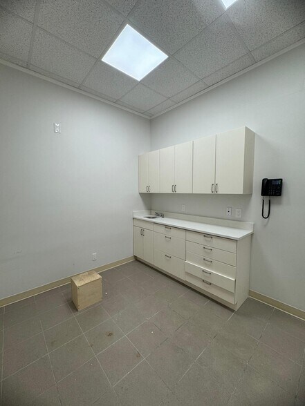 More Photos Of 1432 Hylan Blvd, Staten Island Medical For Lease