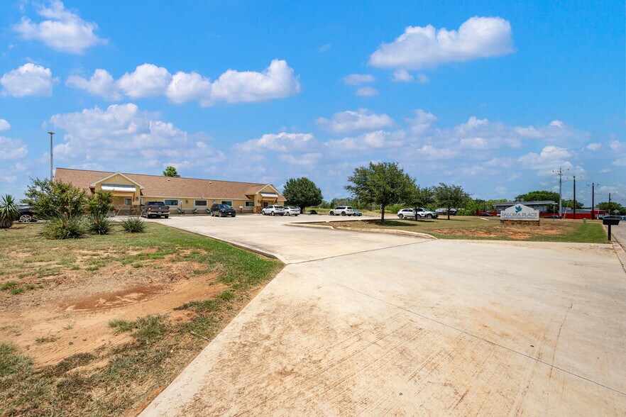 More Photos Of 140 Paloma Dr, Floresville Office For Sale