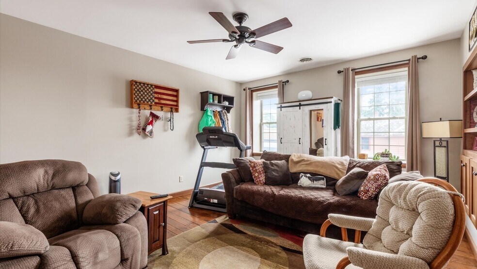 More Photos Of 120 W Main St, Somerset Flex For Sale