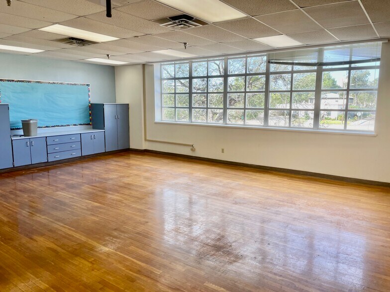 More Photos Of 216 E College St, Seguin Flex For Sale