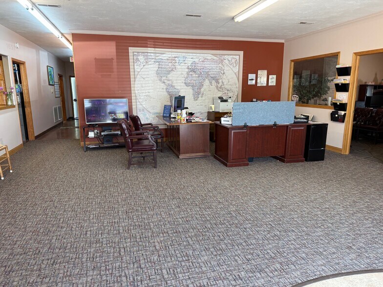 More Photos Of 1651 S 11th St, Nebraska City Showroom For Sale