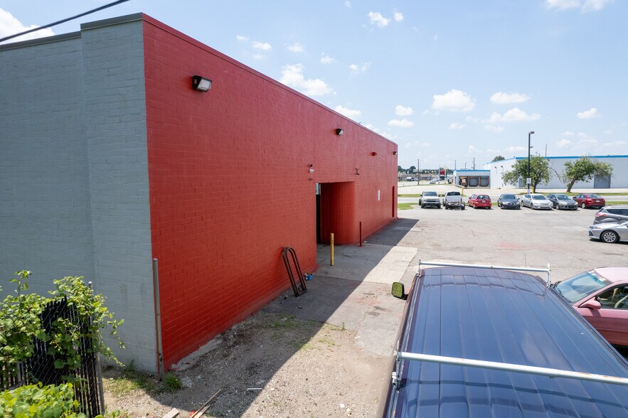 More Photos Of 4250 W 38th St, Indianapolis Auto Repair For Lease