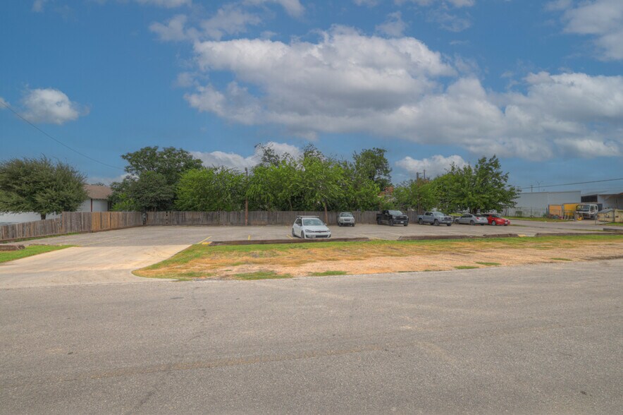 More Photos Of 1390 McQueeney Rd, New Braunfels Sports And Entertainment For Sale