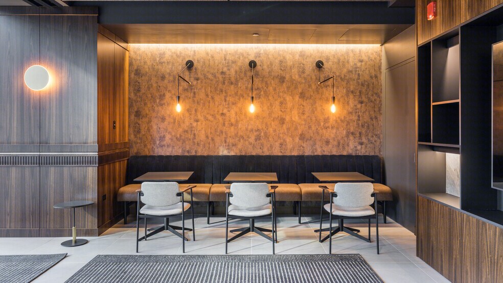 More Photos Of 200 S Wacker Dr, Chicago Office For Lease