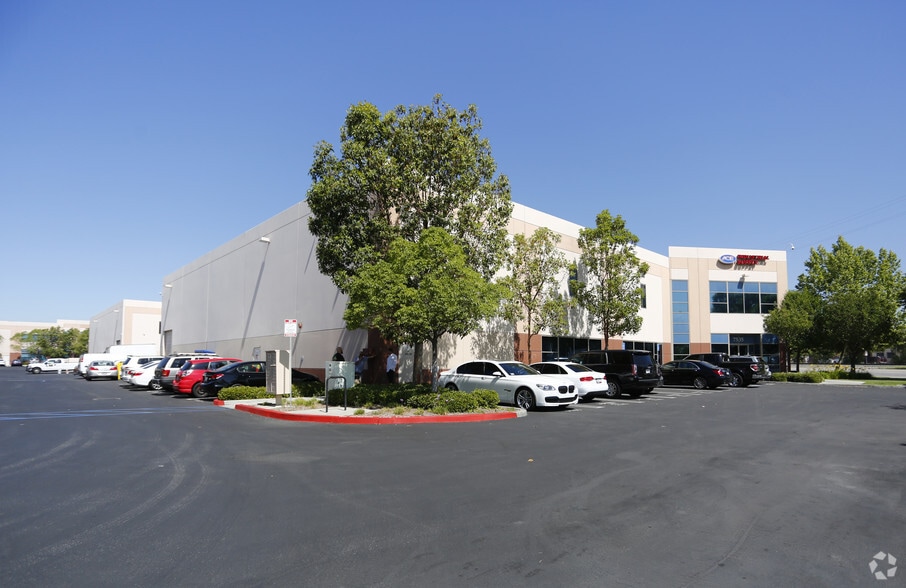 Primary Photo Of 7535 N San Fernando Rd, Burbank Light Manufacturing For Lease