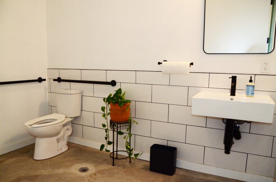 More Photos Of 500 S 20th St, Fort Smith Flex For Lease