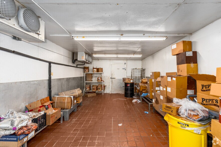 More Photos Of 2420 N Fitzhugh Ave, Dallas Supermarket For Lease