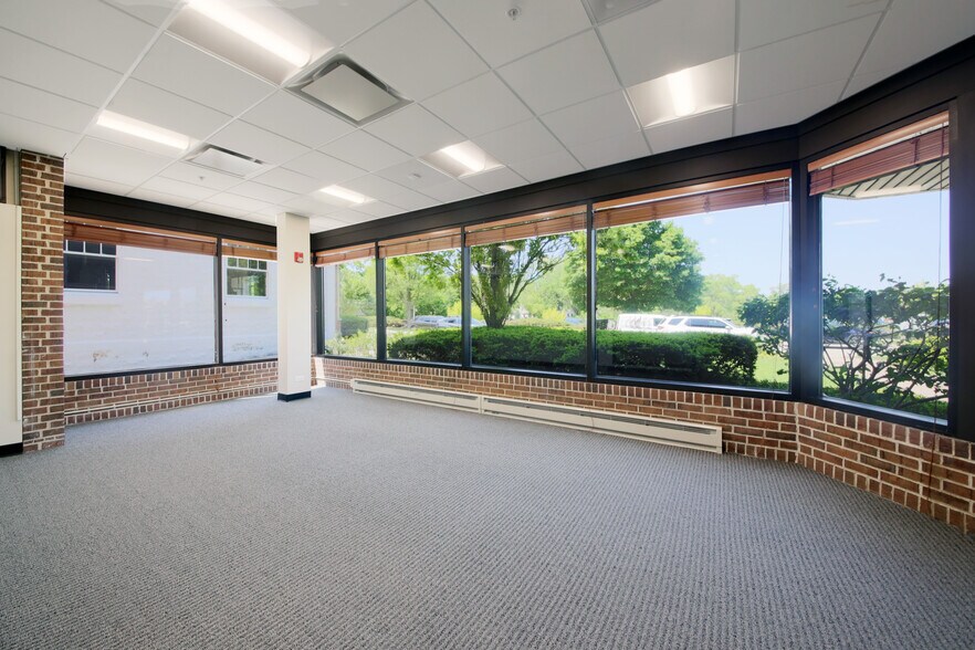 More Photos Of 191 E Deerpath Rd, Lake Forest Office For Sale