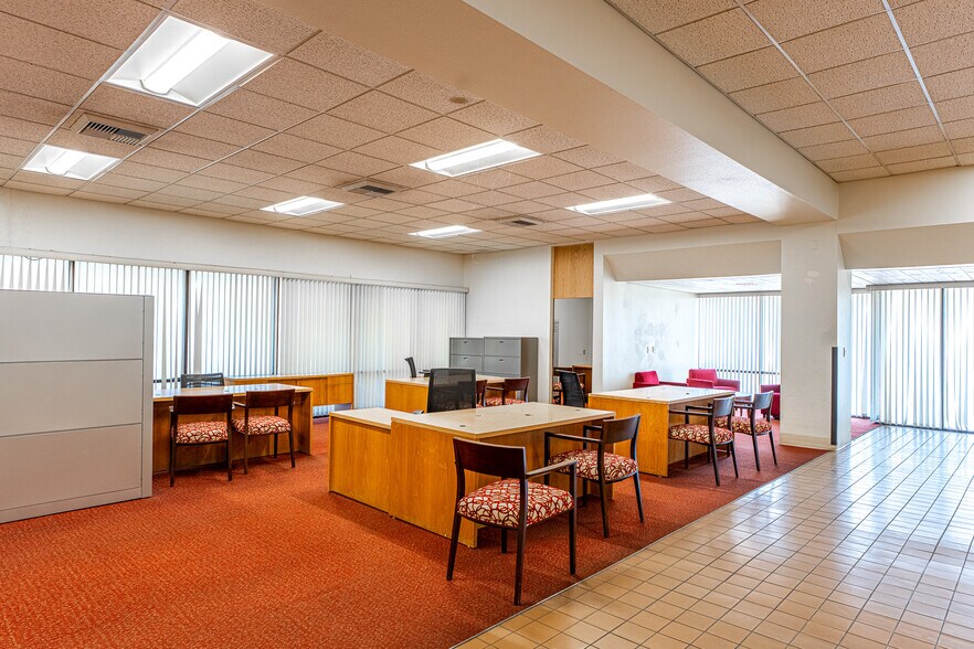 More Photos Of 2495 Lakeshore Dr, Lake Elsinore Bank For Sale