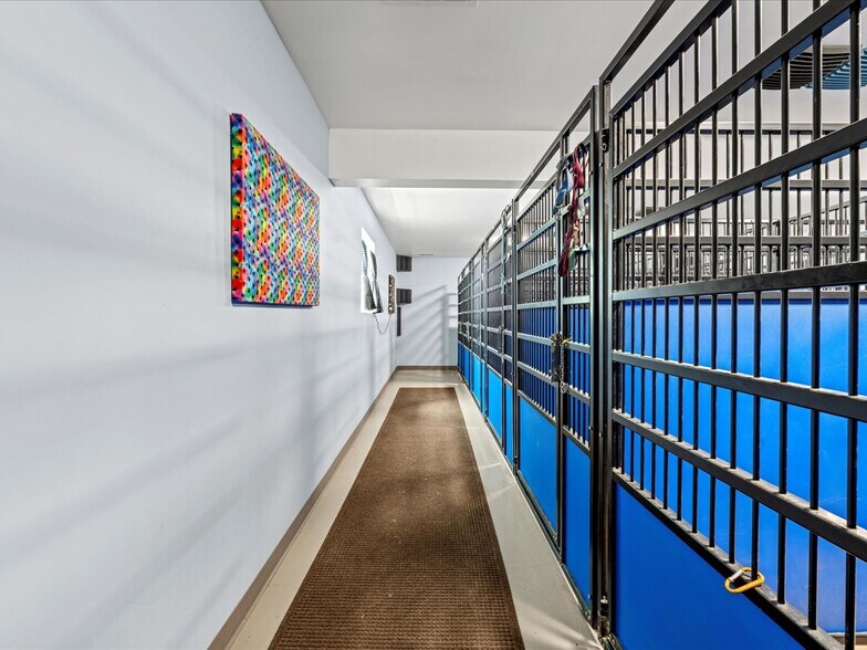 More Photos Of 13989 6900 Rd, Montrose Veterinarian Kennel For Sale