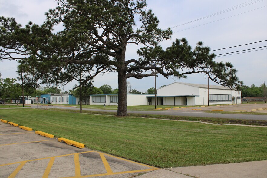 More Photos Of 1900 Pope St, Beaumont Flex For Lease