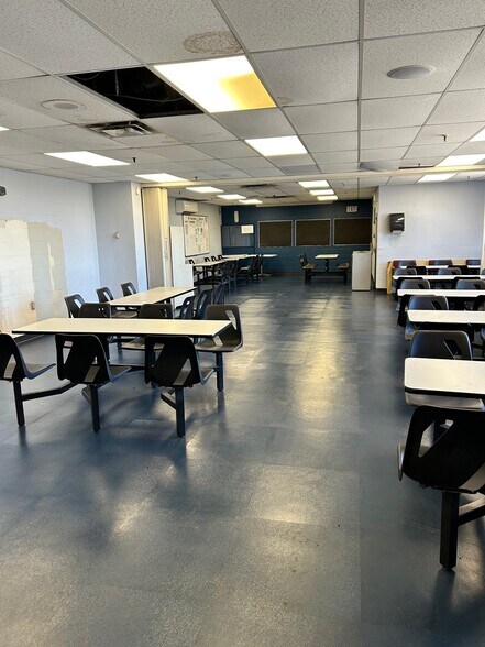 More Photos Of 1130 Wellington St, Chatham-Kent Distribution For Lease