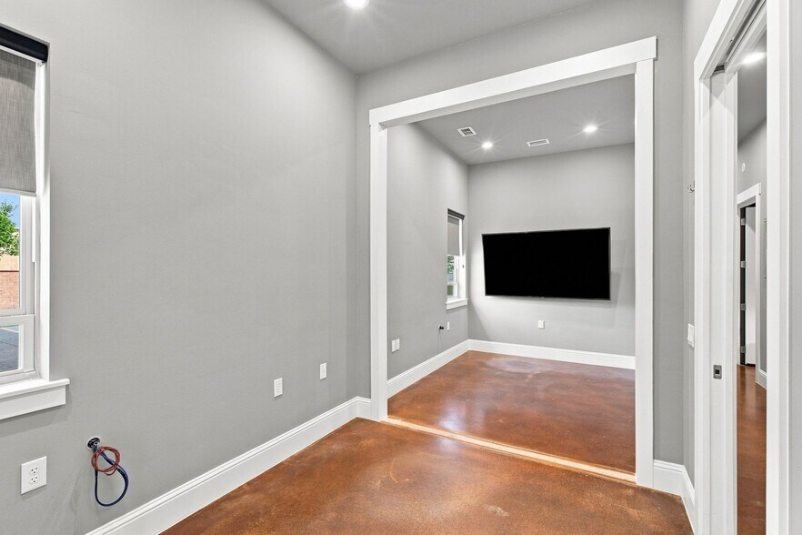 More Photos Of 642 Stoneglen Dr, Keller Office For Sale