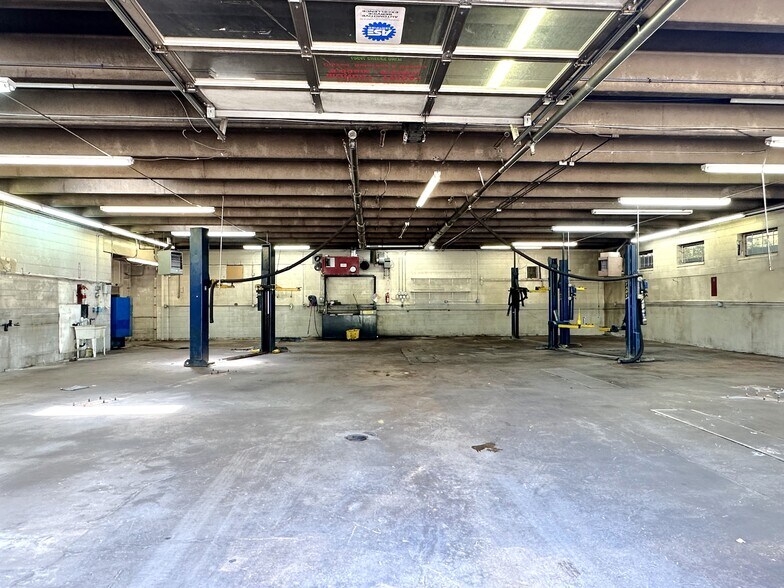 More Photos Of 449 Manitou Ave, Manitou Springs Auto Repair For Sale