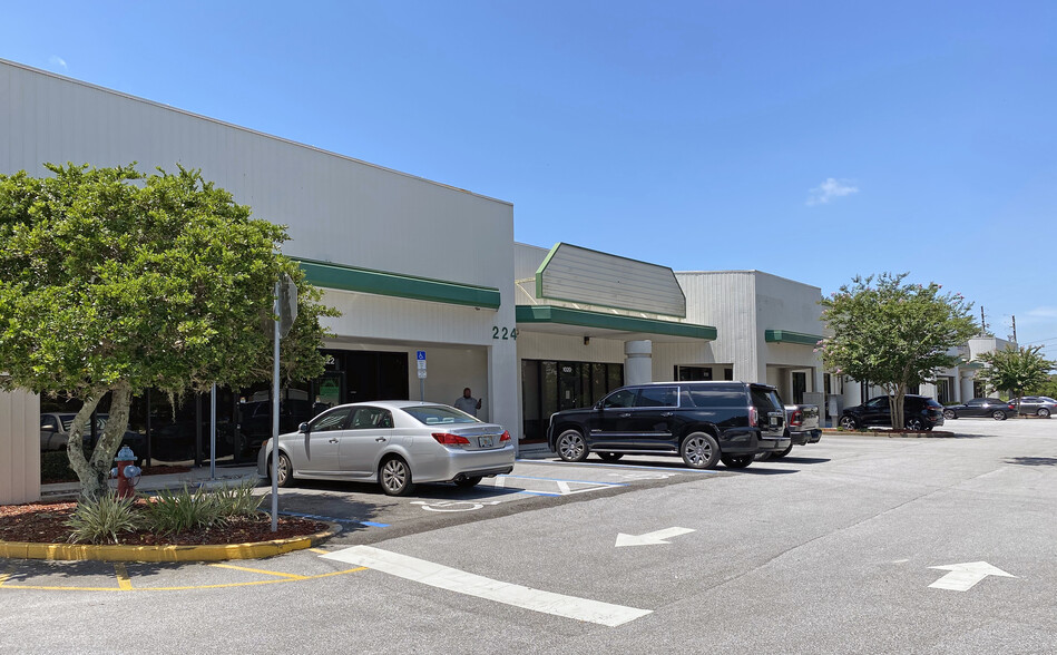 Primary Photo Of 224 W Central Pky, Altamonte Springs Showroom For Lease