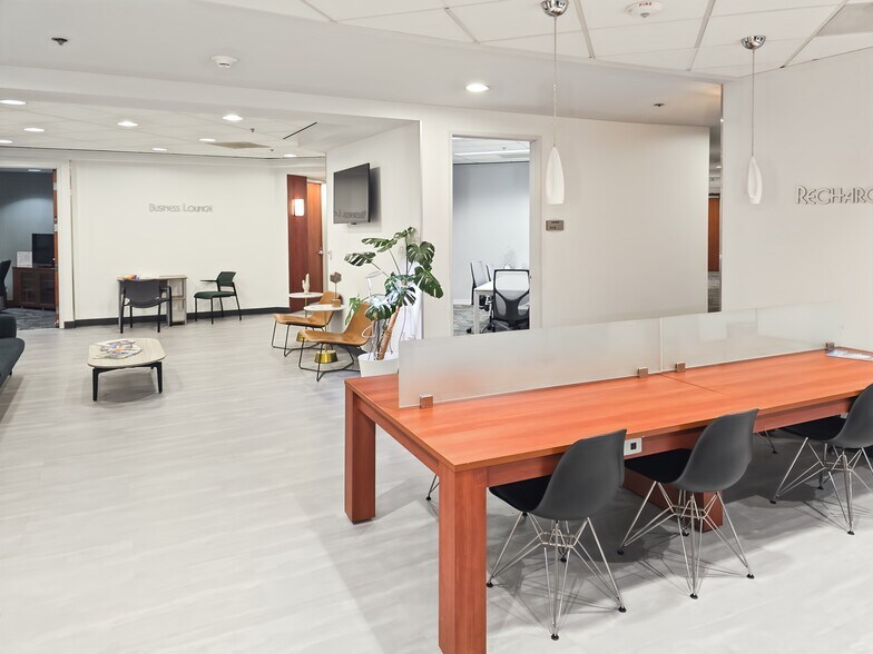 More Photos Of 5 Centerpointe Dr, Lake Oswego Coworking Space