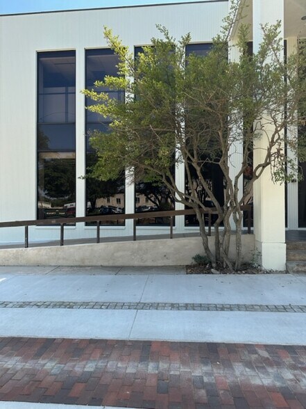 More Photos Of 231 W Main St, Denison Office For Lease