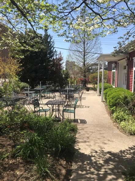 More Photos Of 1208 6th Ave, Huntington Restaurant For Sale