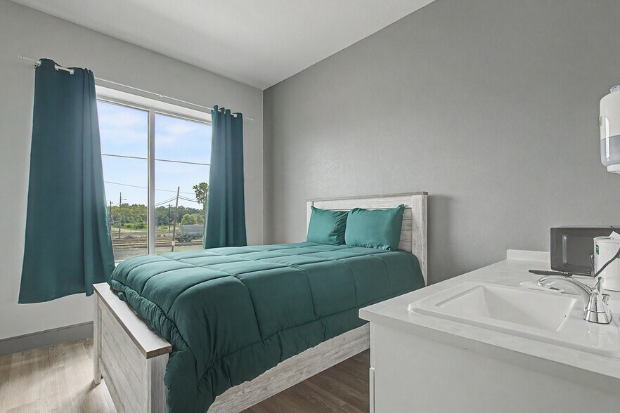 More Photos Of 102 W 4th St, Hearne Storefront For Sale
