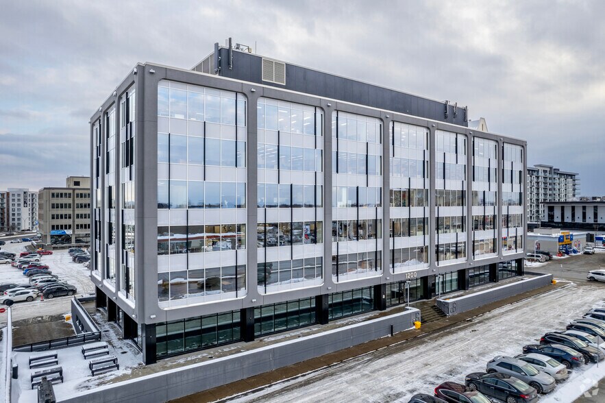 More Photos Of 1200 Boul Saint-Martin O, Laval Office Residential For Lease