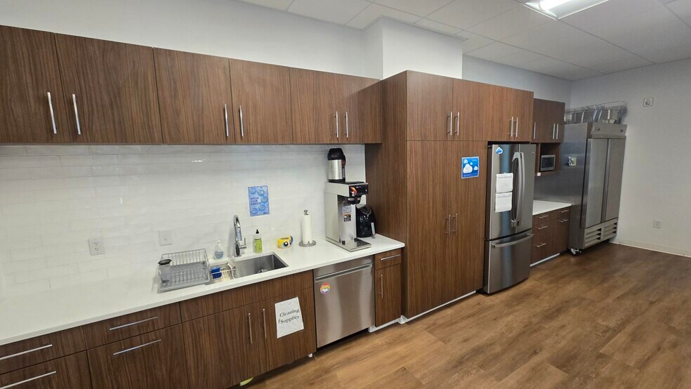 More Photos Of 1501 Belle Isle Ave, Mount Pleasant Office For Lease