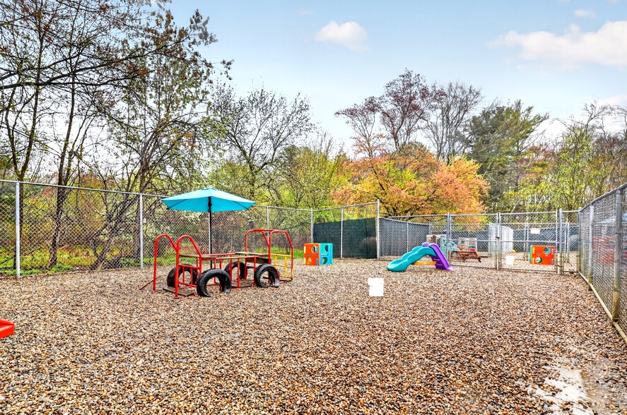 More Photos Of 140 Summer St, Holliston Veterinarian Kennel For Sale