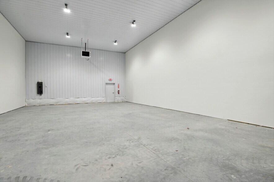 More Photos Of 1600 Porter Rd, Bear Distribution For Lease