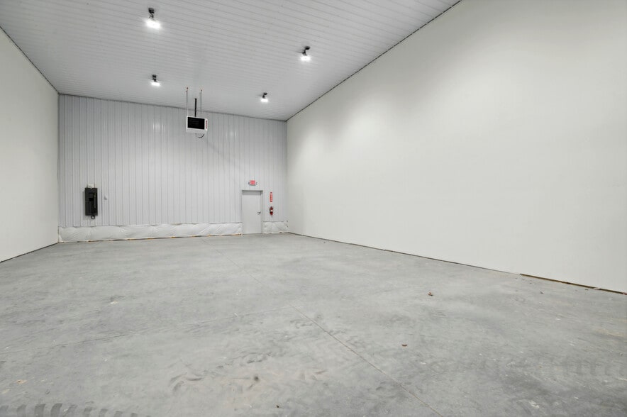 More Photos Of 1600 Porter Rd, Bear Distribution For Lease