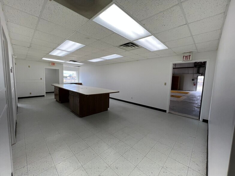 More Photos Of 1416 Twin Oaks St, Wichita Falls Warehouse For Lease