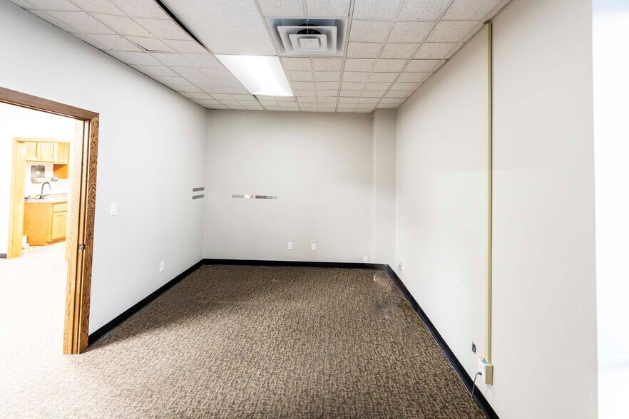 More Photos Of 1119 N 42nd St, Grand Forks Office For Lease