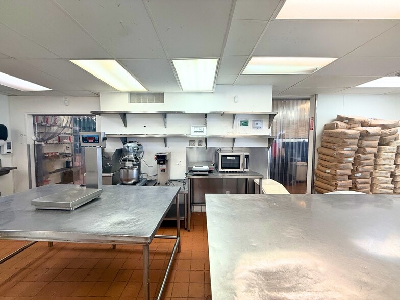 More Photos Of 422 N La Cienega Blvd, West Hollywood Storefront For Lease