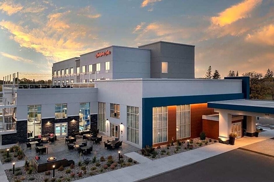 More Photos Of 109 N State Ave, Warroad Hotel For Sale