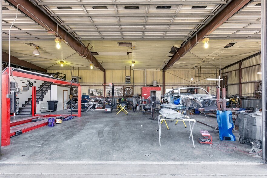 More Photos Of 413 Center St, Deer Park Industrial For Lease