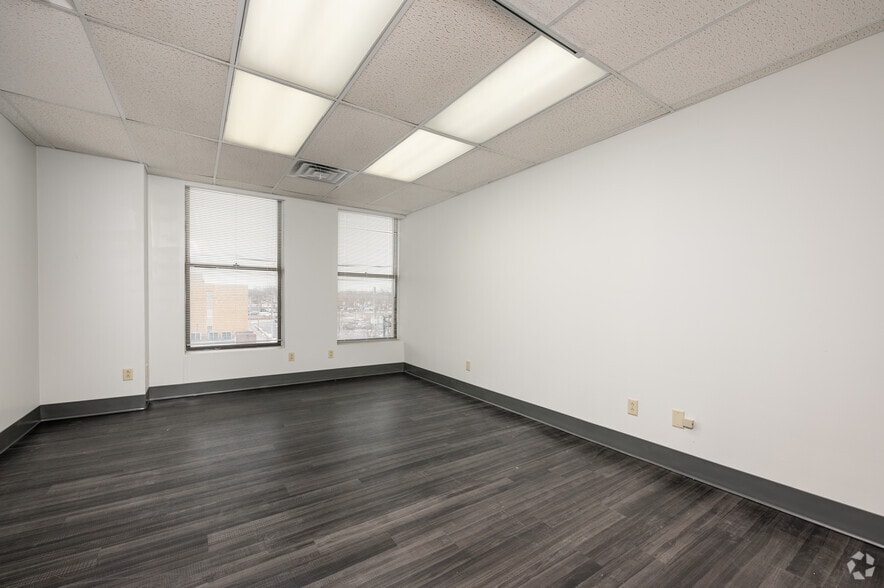 More Photos Of 1106 Meridian St, Anderson Office For Lease