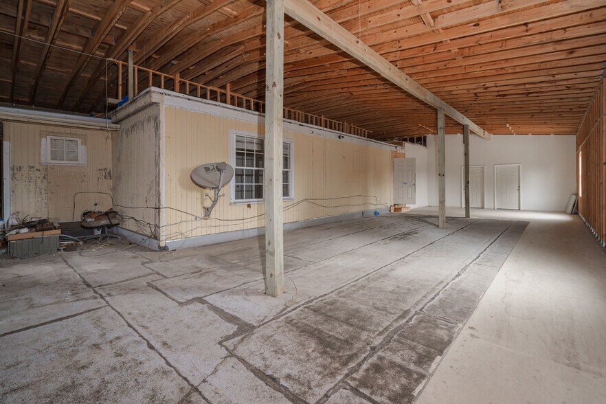 More Photos Of 1919 Drummond Ave, Panama City Distribution For Lease