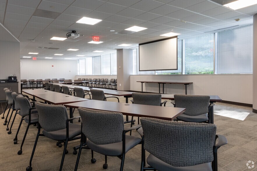 More Photos Of 8609 Westwood Center Dr, Vienna Coworking Space
