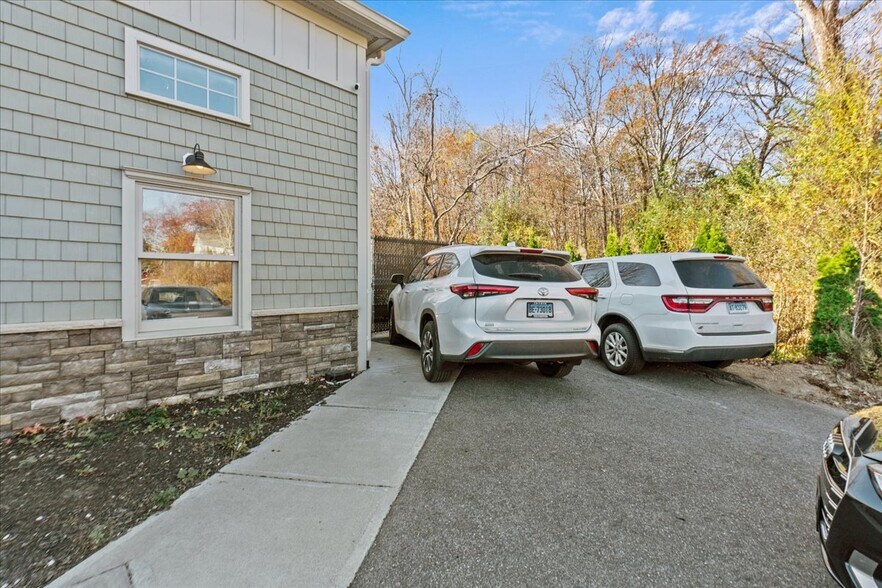 More Photos Of 13 N Main St, East Hampton Showroom For Lease