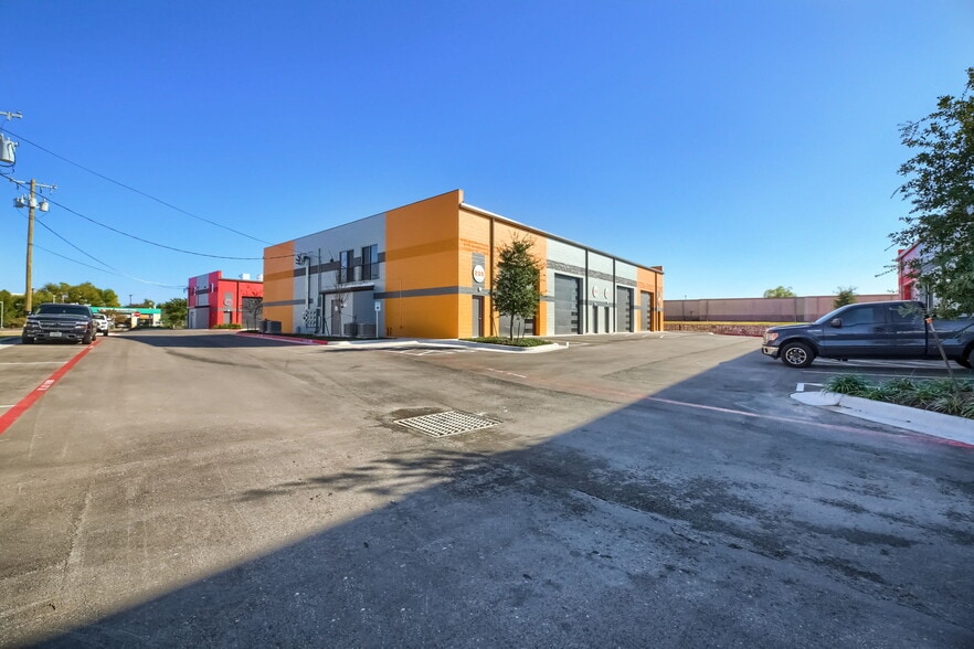 More Photos Of 2100 Double Creek Dr, Round Rock Warehouse For Lease