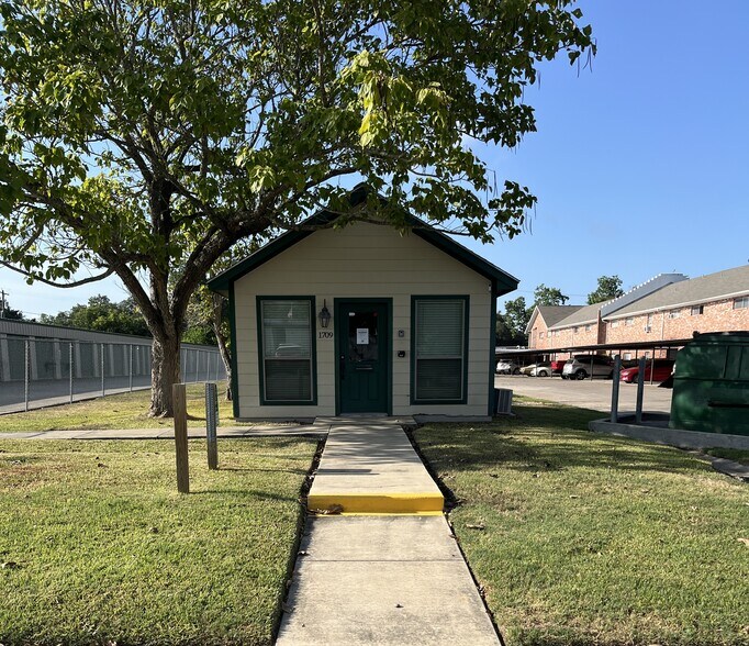 Primary Photo Of 1709 Beauvoir Ln, Victoria Self Storage For Lease