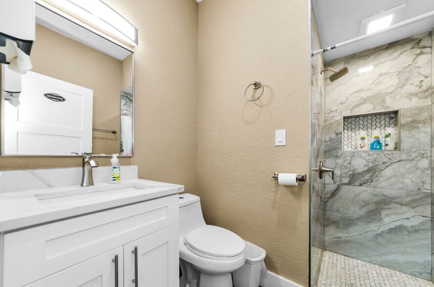 More Photos Of 11748 La Madera Blvd, Port Richey Office For Sale