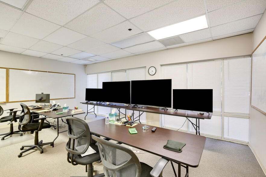 More Photos Of 250 W Main St, Woodland Office For Lease