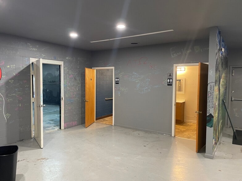 More Photos Of 211 Holiday Dr, Clarksville General Retail For Lease