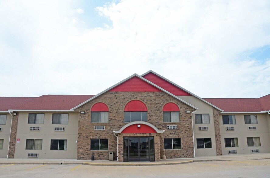 More Photos Of 1150 E Linn St, Canton Hotel For Sale