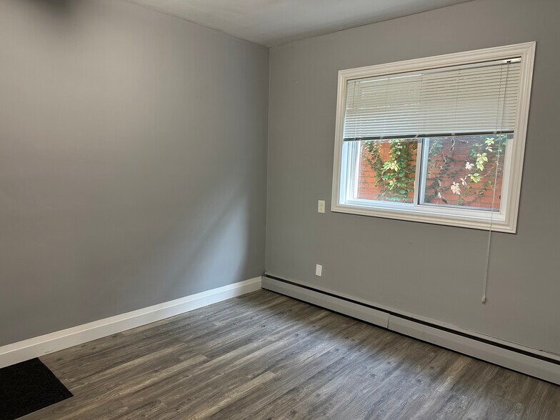 More Photos Of 70 King St E, Hamilton Storefront For Sale