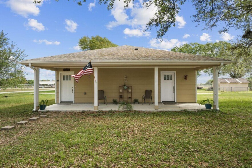 More Photos Of 3027 Poppy St, Needville Apartments For Sale