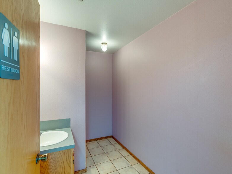 More Photos Of 1853 S Broadway St, Coalgate Flex For Sale